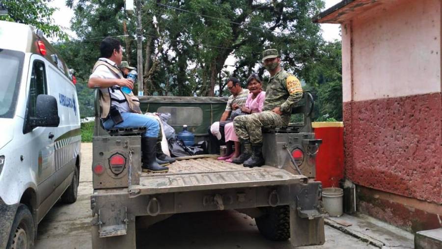 Evacúan a más de 400 familias tras deslizamiento de ladera en Ixhuatán