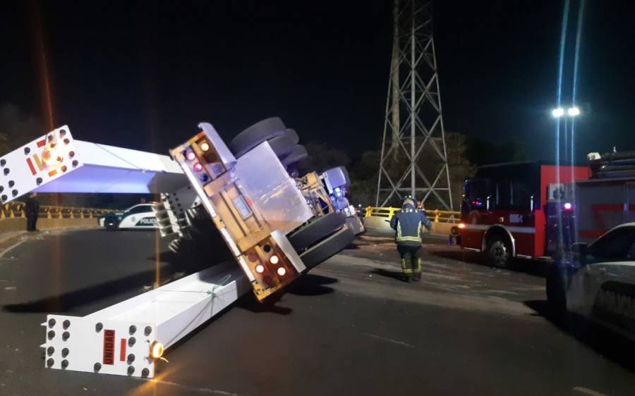 Video Volcadura De Tr Iler Provoca Caos Vial En Circuito Interior