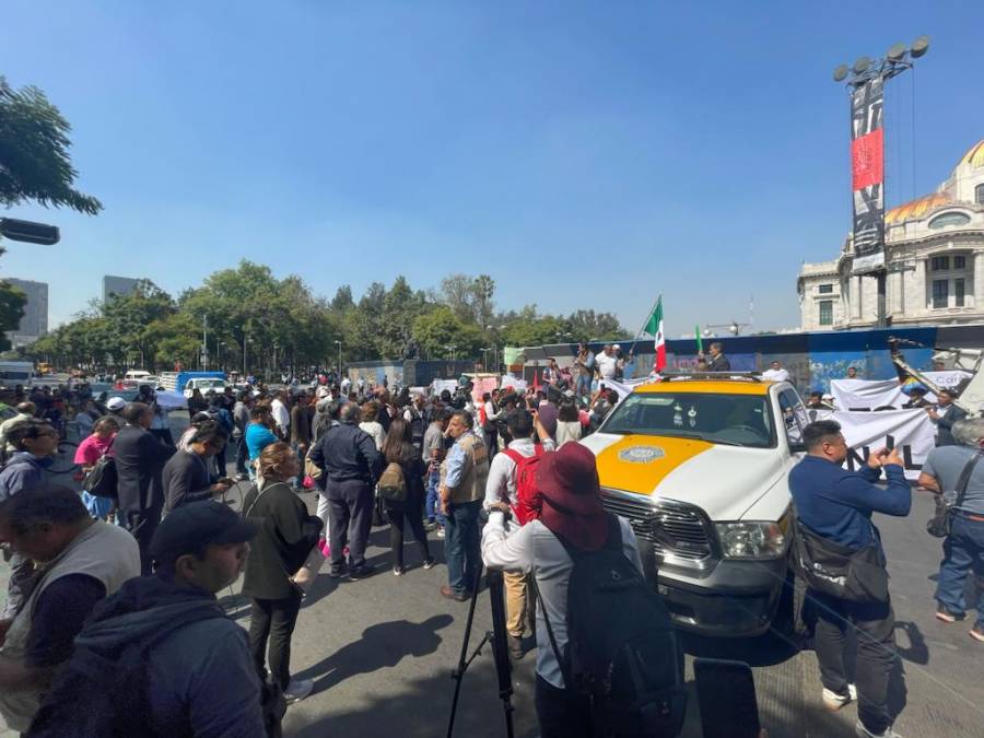 Cierran paso a caravana acapulque a hacia Palacio Nacional