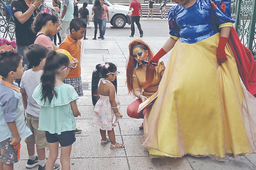 Por leer cuentos a los niños, ONG de Nuevo León denuncia a Drag Queens -  ContraRéplica - Noticias