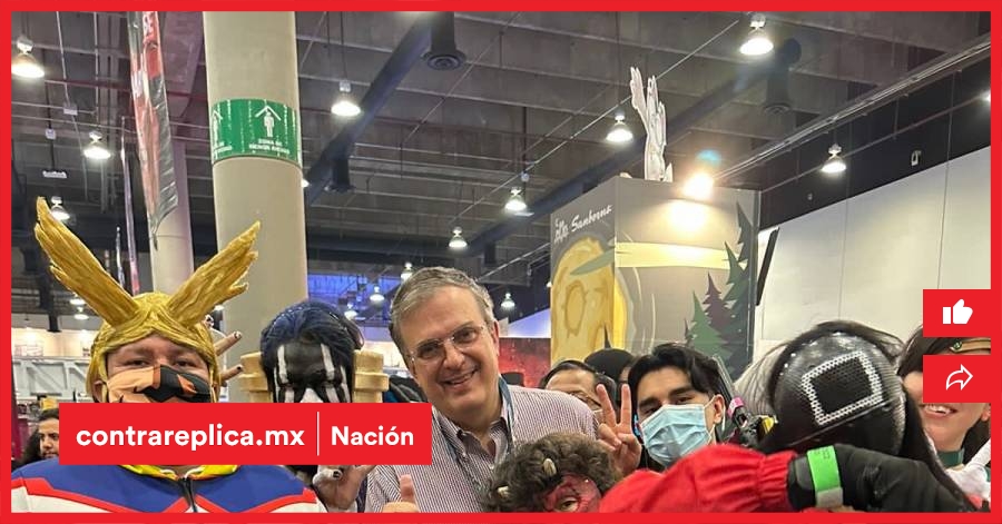 Ebrard Se Hace Presente En La Mole Y Posa Con Personajes De Cómics