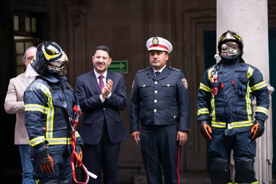 Celebra Martí Batres El Día De Las Y Los Bomberos Con Entrega De Nuevos ...