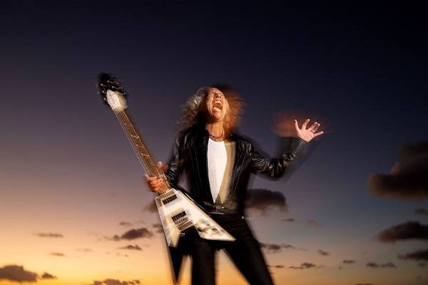 Rinden homenaje a la guitarra de metal de Kirk Hammett y su 1979 Flying V