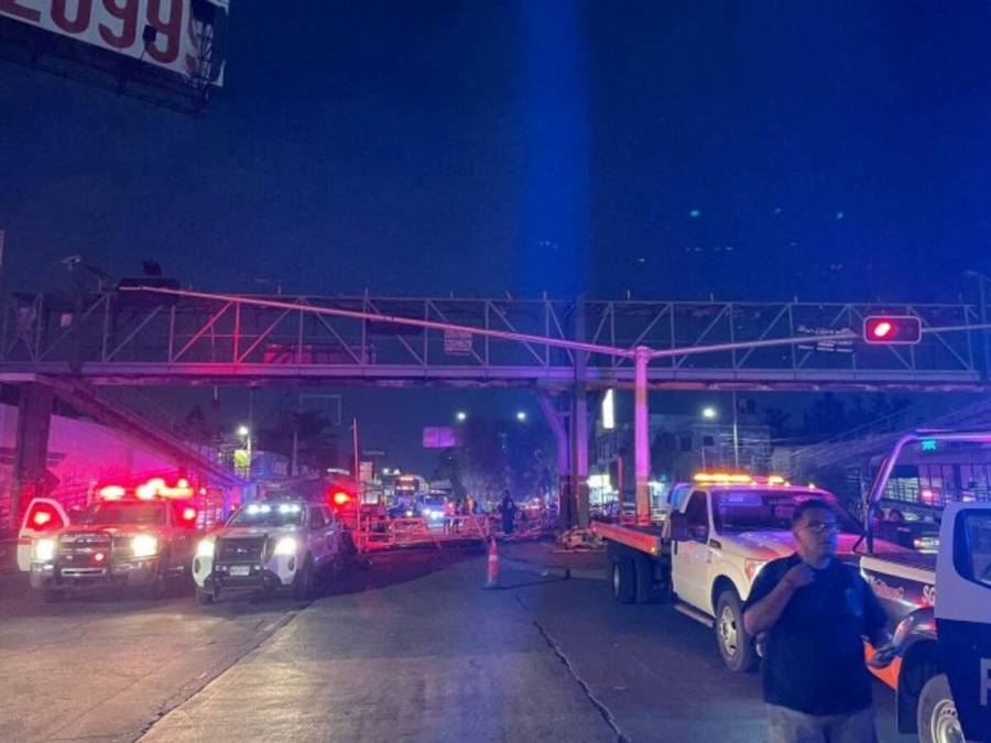 Remueven espectacular que colapsó sobre la Vía Morelos en Ecatepec