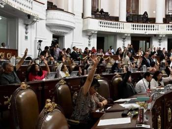 Batres celebra una sesión legislativa en apoyo a la protección social.