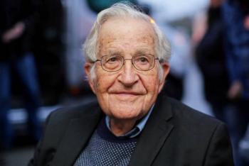Noam Chomsky sufrió un derrame cerebral y se recupera en Brasil
