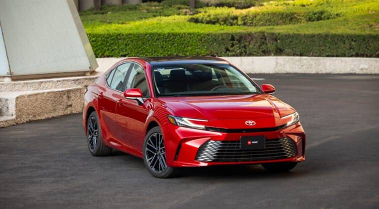 Toyota Camry 2025: Totalmente Renovado y con Tecnología Híbrida en Todas sus Versiones