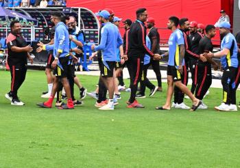 Inglaterra bate en un partido de la Copa Mundial T20 que debe ganar bajo la lluvia contra Namibia