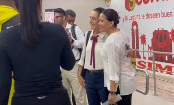 Claudia Sheinbaum, virtual presidenta electa, recibe cariño del público en su viaje de regreso a la Ciudad de México