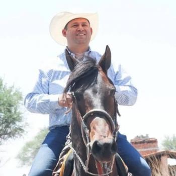 Diego Sinhue se fractura dos costillas tras caer de un caballo
