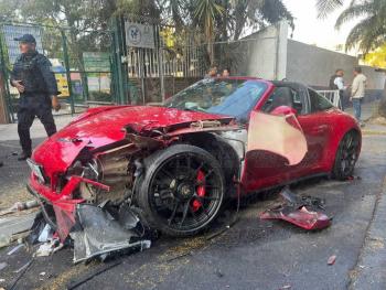 Porsche provoca aparatoso choque en calles de Iztapalapa