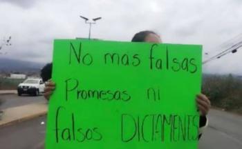 Vecinos de Chalco bloquean avenida en protesta por construcción en zona de grietas