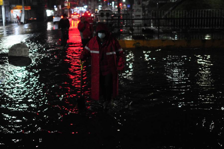 Vecinos bloquean avenida en Teyahualco por inundaciones