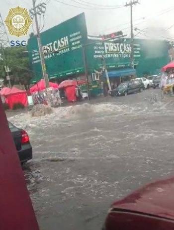 Inundaciones en Iztapalapa por fuertes lluvias causan caos vial en la Ciudad de México