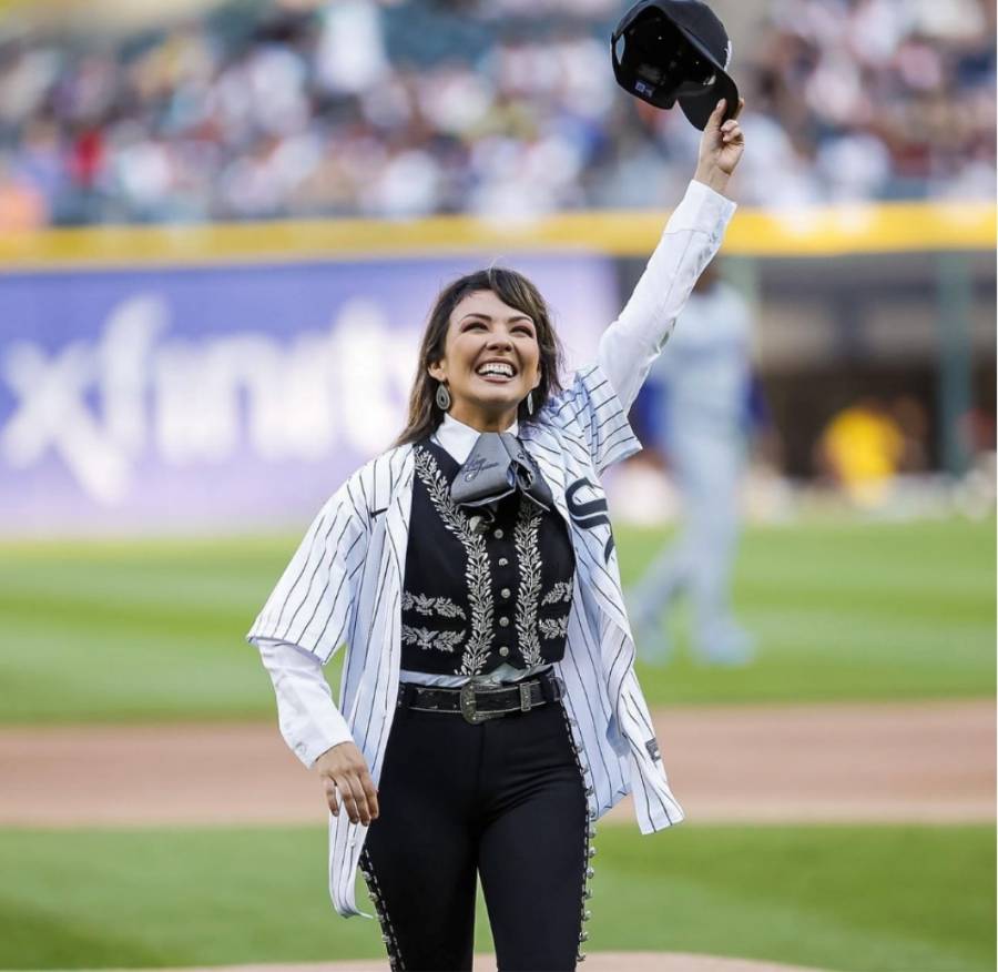 Lupita Infante interpreta el Himno Nacional en partido de los White Sox de Chicago 