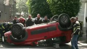 Accidente en la Condesa: auto cae del segundo piso de un estacionamiento
