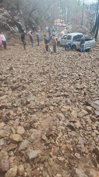 Deslizamiento de lodo y piedras cierra la carretera federal 175 en Oaxaca