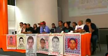 Padres de Ayotzinapa exigen a AMLO cumplir con su promesa de esclarecer el caso antes de irse