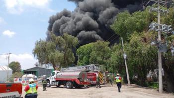 Incendio en fábrica de Cuautitlán Izcalli genera columna de humo visible en el Valle de México