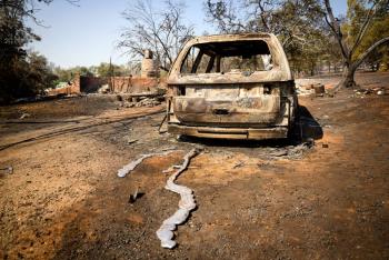 Miles de personas bajo órdenes de evacuación por incendio fuera de control en California