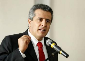 Petro oficializa salida de Luis Fernando Velasco del Ministerio del Interior