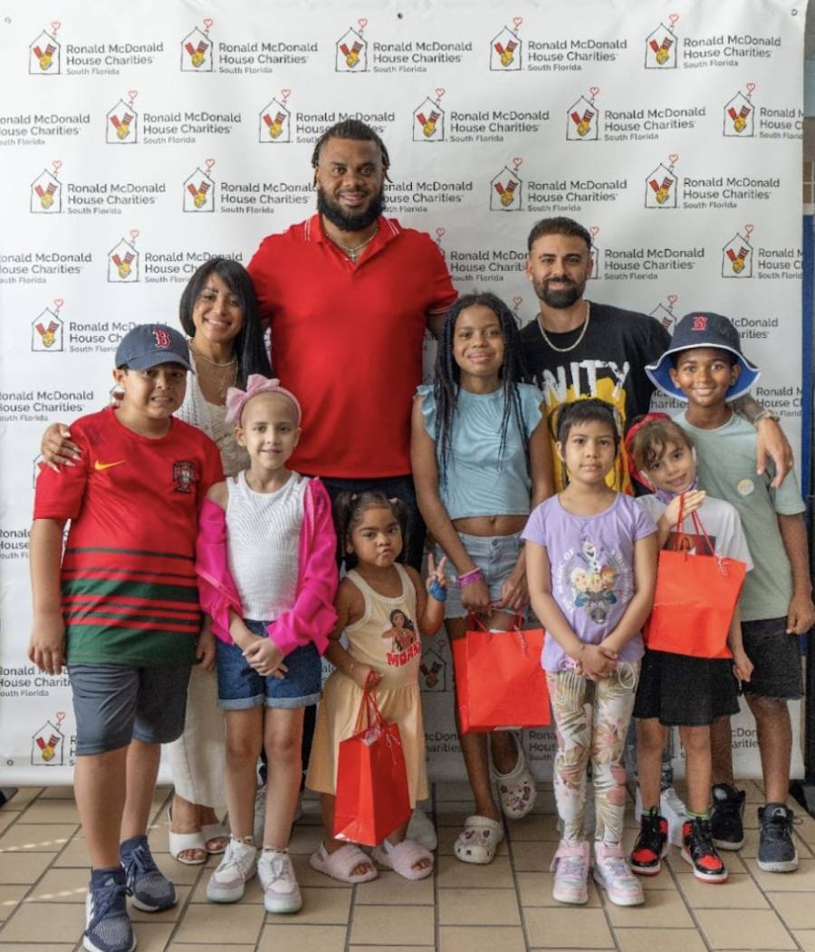 Lanzador Ken ley Jansen apoya a niños hospitalizados en Florida 