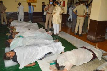 Detienen a seis personas por la mortal estampida que dejó 121 muertos en India