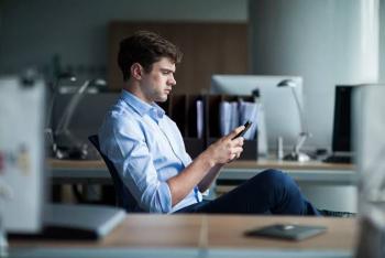 Alarma por uso excesivo del celular en el trabajo: hasta dos horas laborales se pierden al día por esta causa
