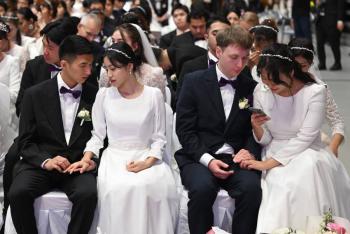 En Corea del Sur, las bodas multitudinarias de Moon resisten reveses legales en Japón