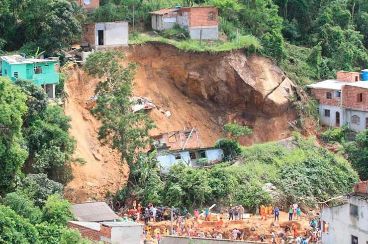 Lluvias en Río de Janeiro provocan deslizamientos e inundaciones